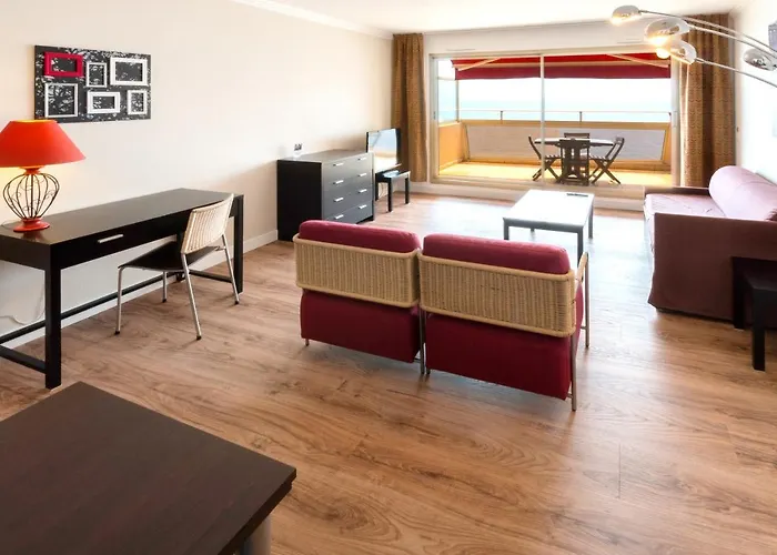 アパートホテル アパートホテル アダージョ プロムナード デ ザングレ ニース