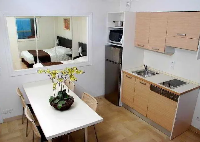 アパートホテル アダージョ プロムナード デ ザングレ 4* ニース