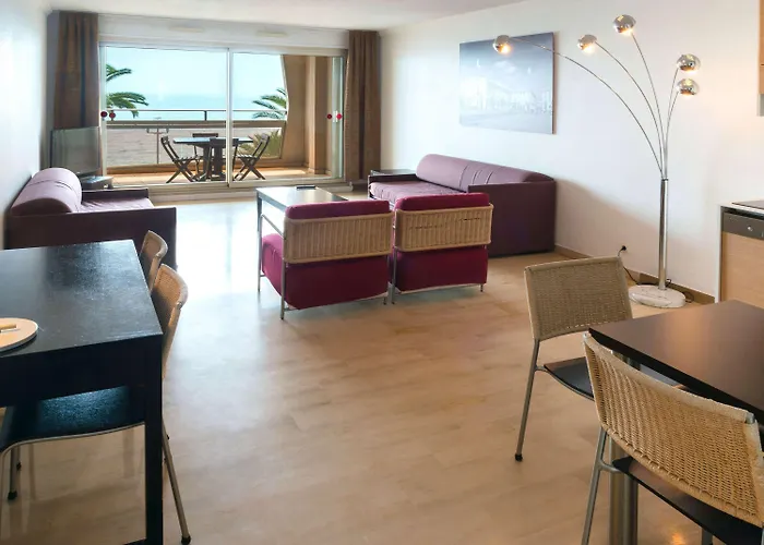 アパートホテル アパートホテル アダージョ プロムナード デ ザングレ ニース