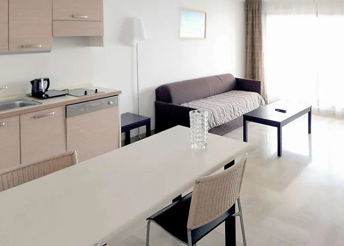 アパートホテル アダージョ プロムナード デ ザングレ